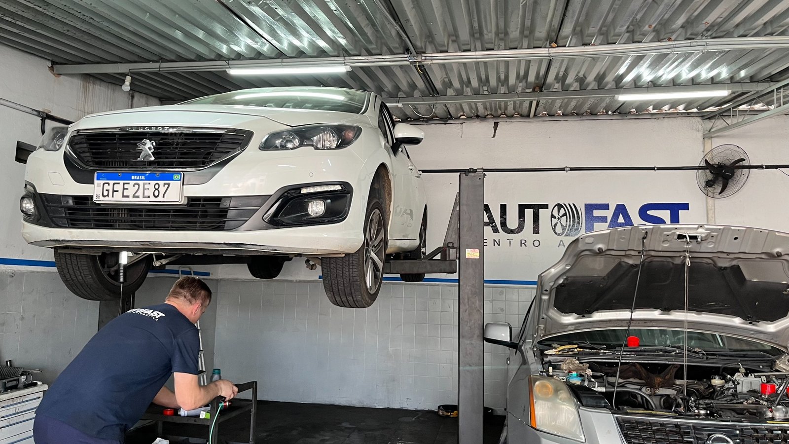 Mecânico em atendimento na Autofast